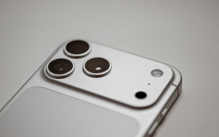 Apple’s iPhone 17 Surge Boosts AAPL Stock to Record High