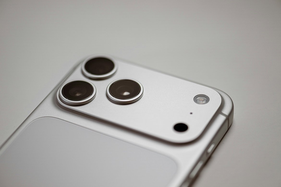 Apple’s iPhone 17 Surge Boosts AAPL Stock to Record High