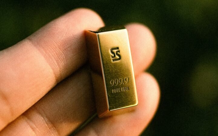 Gold Price Plunges After Biggest Drop in 12 Years