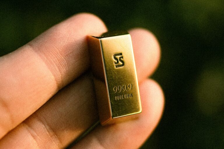 Gold Price Plunges After Biggest Drop in 12 Years