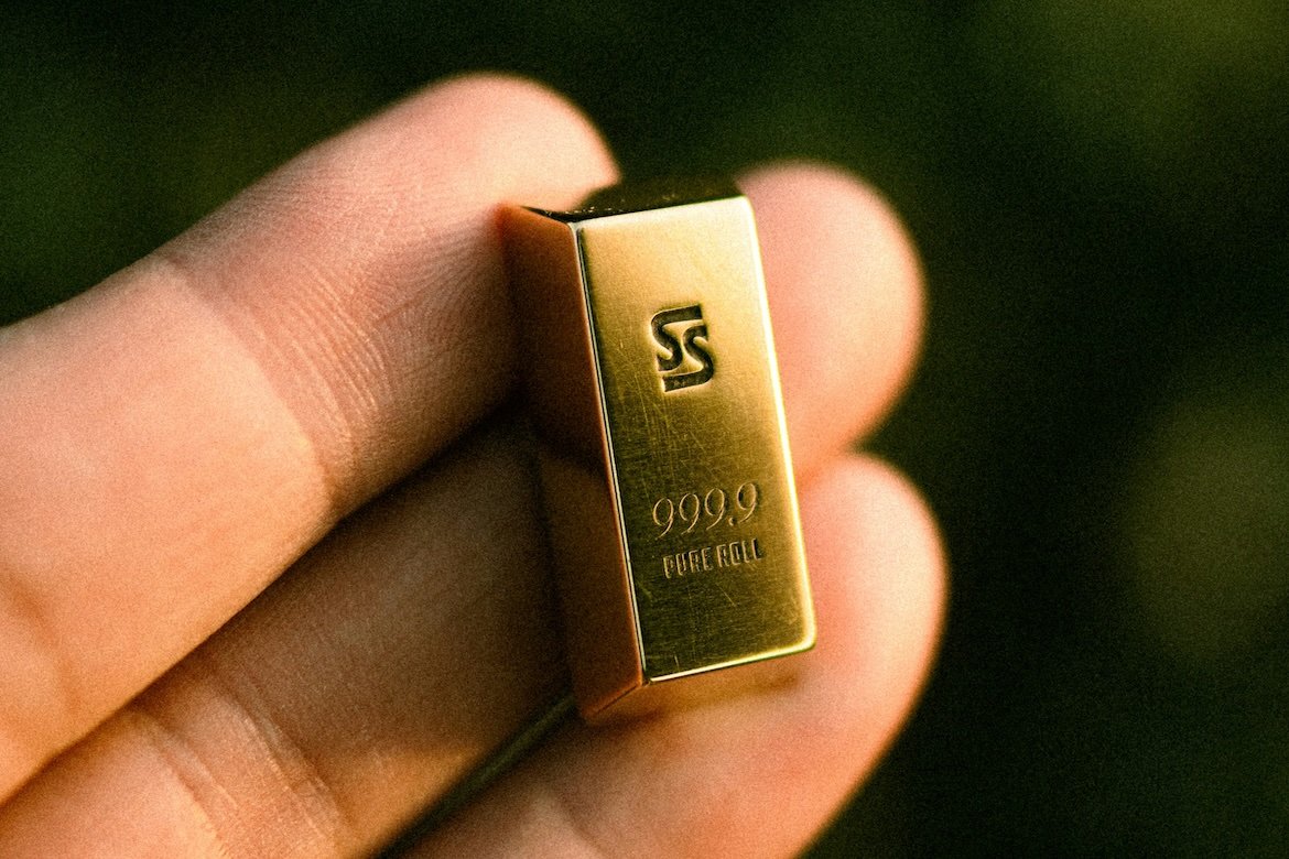 Gold Price Plunges After Biggest Drop in 12 Years