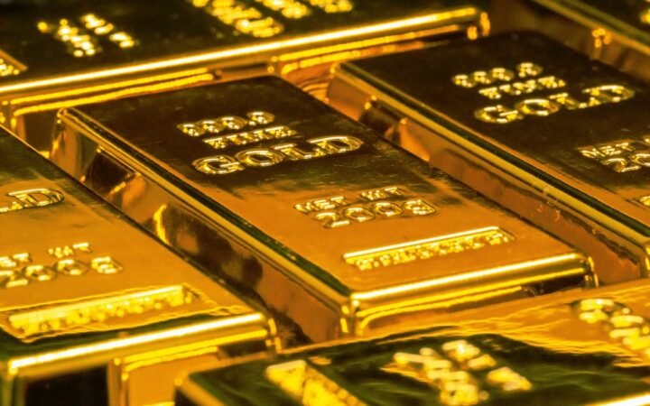 Gold Tops $4,200 an Ounce in Fresh Record as Safe-Haven Demand Accelerates