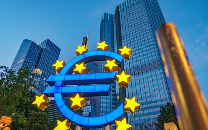 European Stocks Slide Amid Fed Cuts Uncertainty and AI Bubble Fears