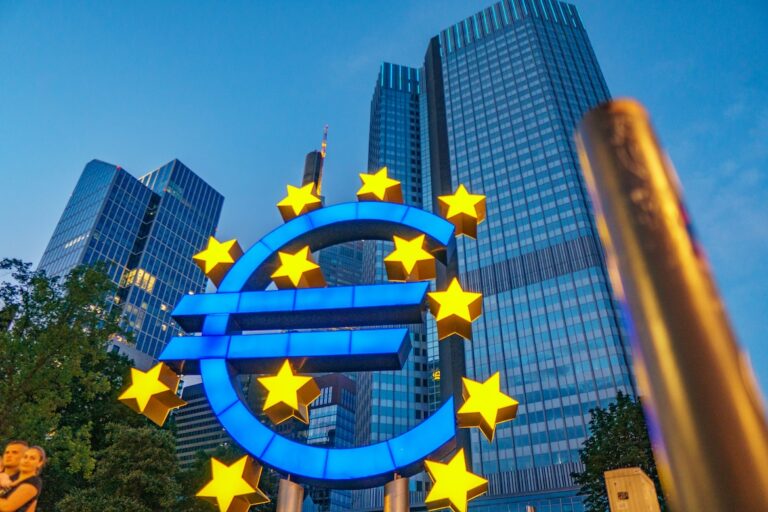 European Stocks Slide Amid Fed Cuts Uncertainty and AI Bubble Fears