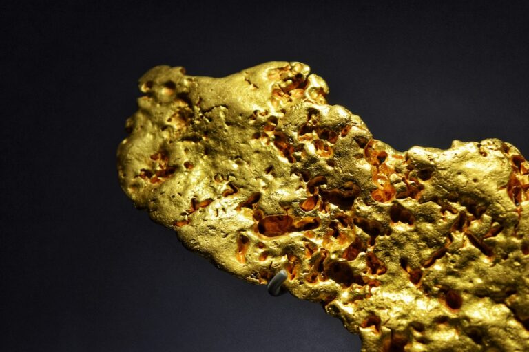 Gold Hits Near Two-Week High as Softer U.S. Data Boosts Rate-Cut Expectations