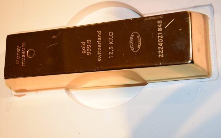 Gold Breaks $4,400 as Rate-Cut Bets Fuel Fresh Record Rally