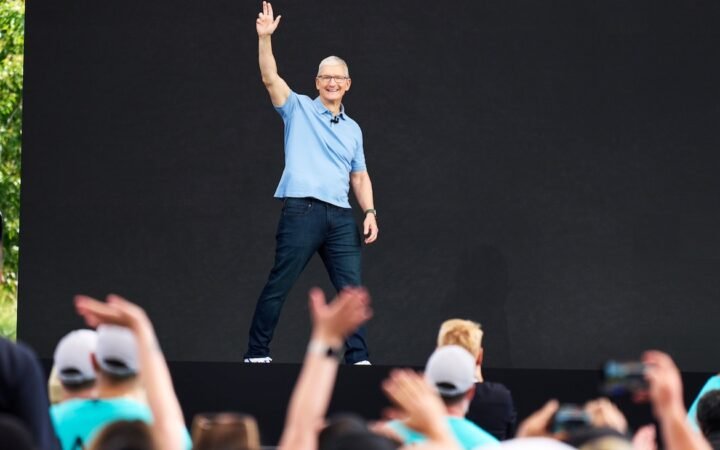 Tim Cook Earns Average U.S. Salary in 7 Hours as Pay Gap Widens