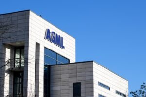 ASML Shares Hit Record as Market Value Surpasses $500 Billion on Chip Rally