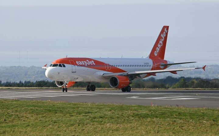EasyJet Shares Fall as Middle East Conflict and Fuel Costs Hit Booking Outlook
