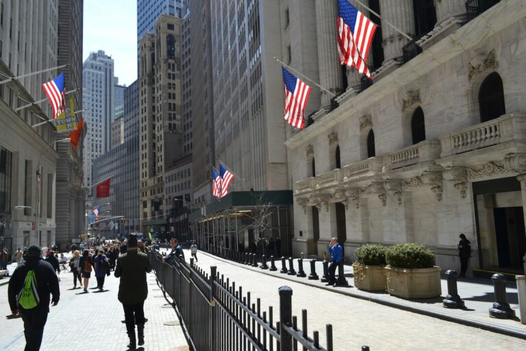 $7 Trillion Triple Witching Hits Wall Street as Traders Brace for Post-Expiry Volatility