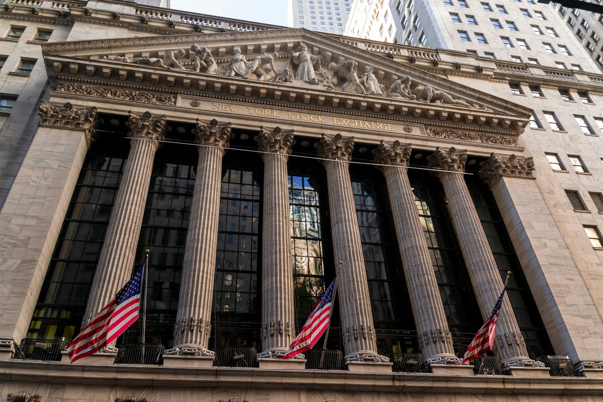 AI Rally Keeps Wall Street Near Records as Treasury Yields Hit 24-Year Highs