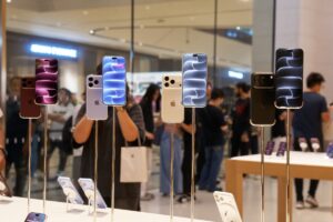 Apple Stock Slips as Nikkei Reports iPhone 18 Pro Order Cuts