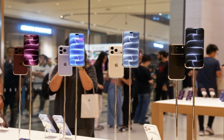 Apple Stock Slips as Nikkei Reports iPhone 18 Pro Order Cuts