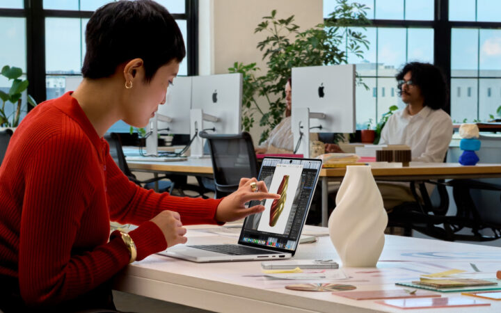 Apple Launches $2,899 Touchscreen MacBook Pro Ahead of Earnings