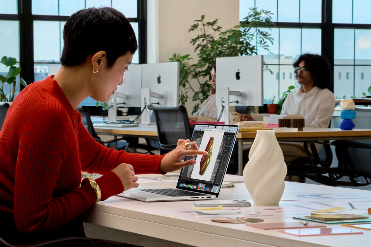 Apple Launches $2,899 Touchscreen MacBook Pro Ahead of Earnings