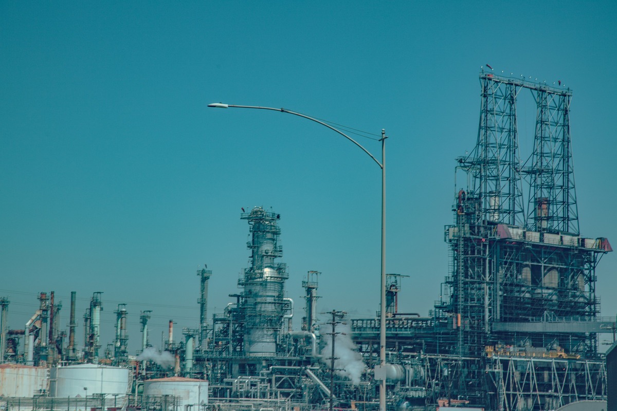 Brent Above $102 as Aramco Warns of Two-Year Oil Stock Rebuild