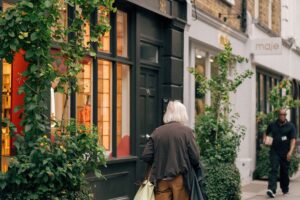 British Retail Sales Fall 0.4% as Warm Weather Hits Clothing