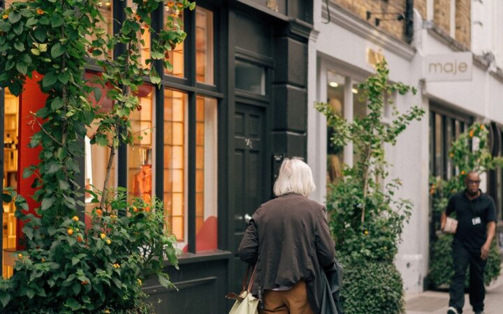 British Retail Sales Fall 0.4% as Warm Weather Hits Clothing