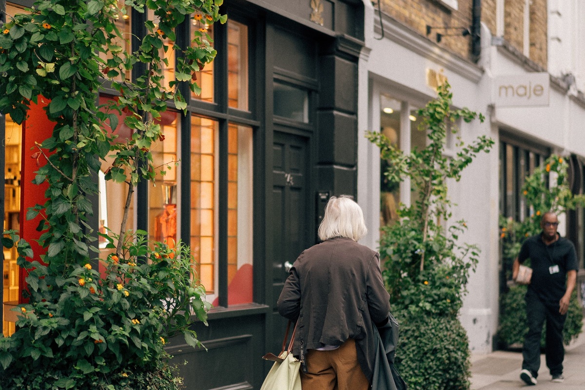 British Retail Sales Fall 0.4% as Warm Weather Hits Clothing