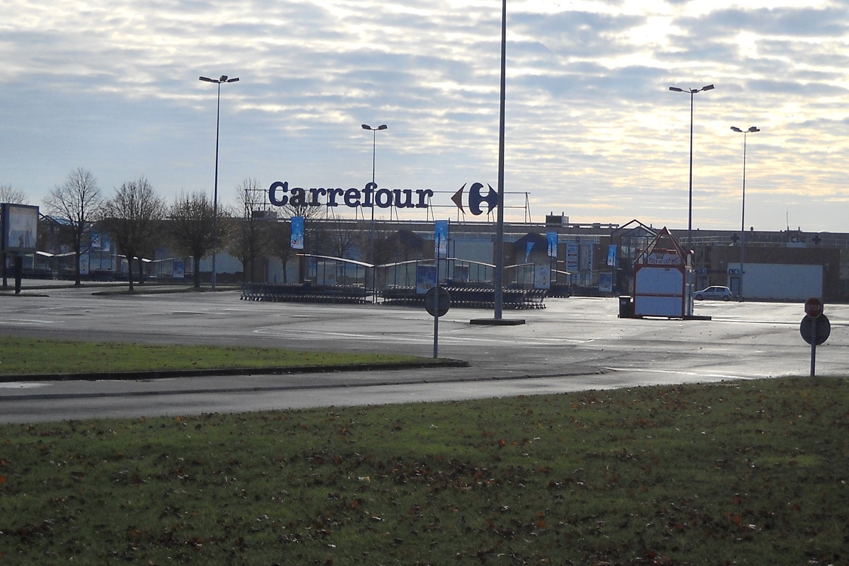 Carrefour Shares Fall 14% After French Unrest Triggers Guidance Cut
