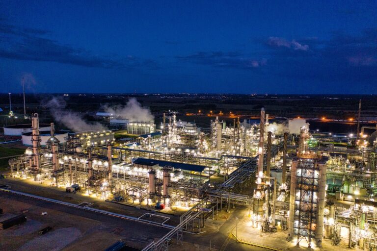 Chevron Beats Q3 Forecasts as Exxon Posts $15.4 Billion Profit