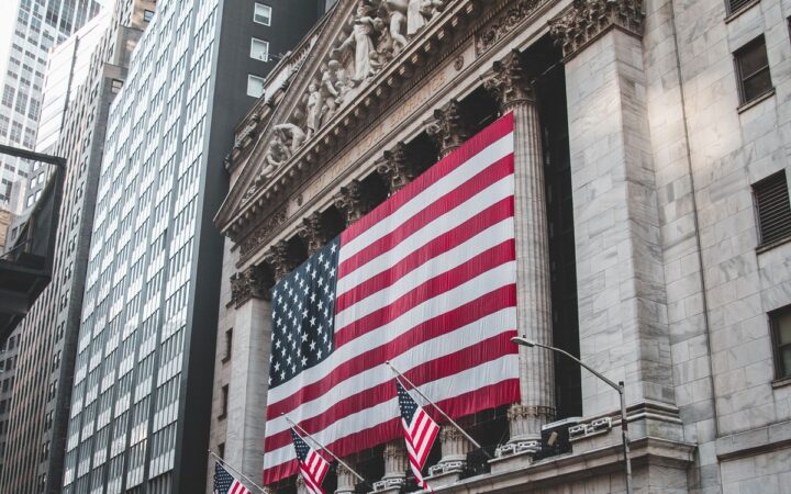 25 Stocks Hit Record Highs as AI Selloff Splits Wall Street