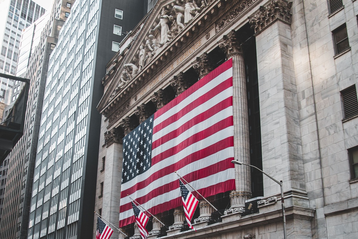 25 Stocks Hit Record Highs as AI Selloff Splits Wall Street