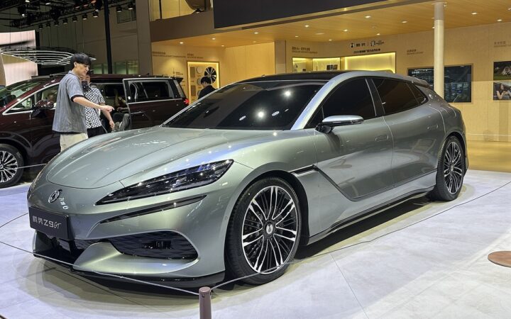 BYD’s Denza Eyes European Car-Finance Unit to Challenge BMW and Mercedes