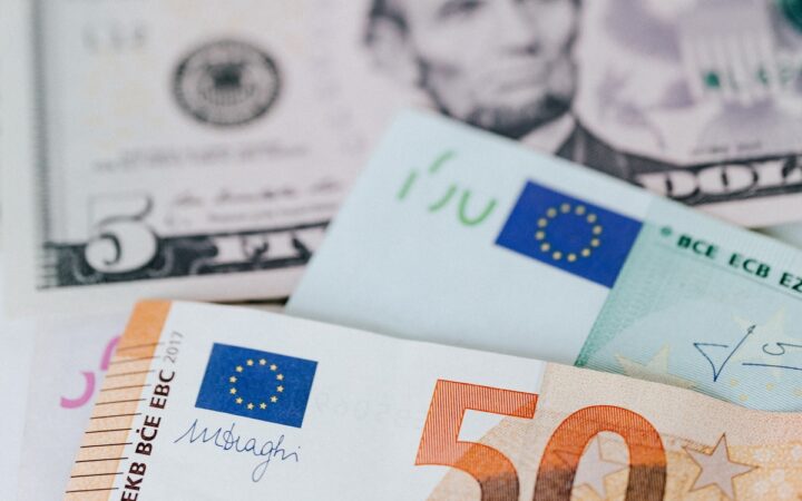 Dollar Hits 17-Month High Against Euro as Global Bond Selloff Deepens