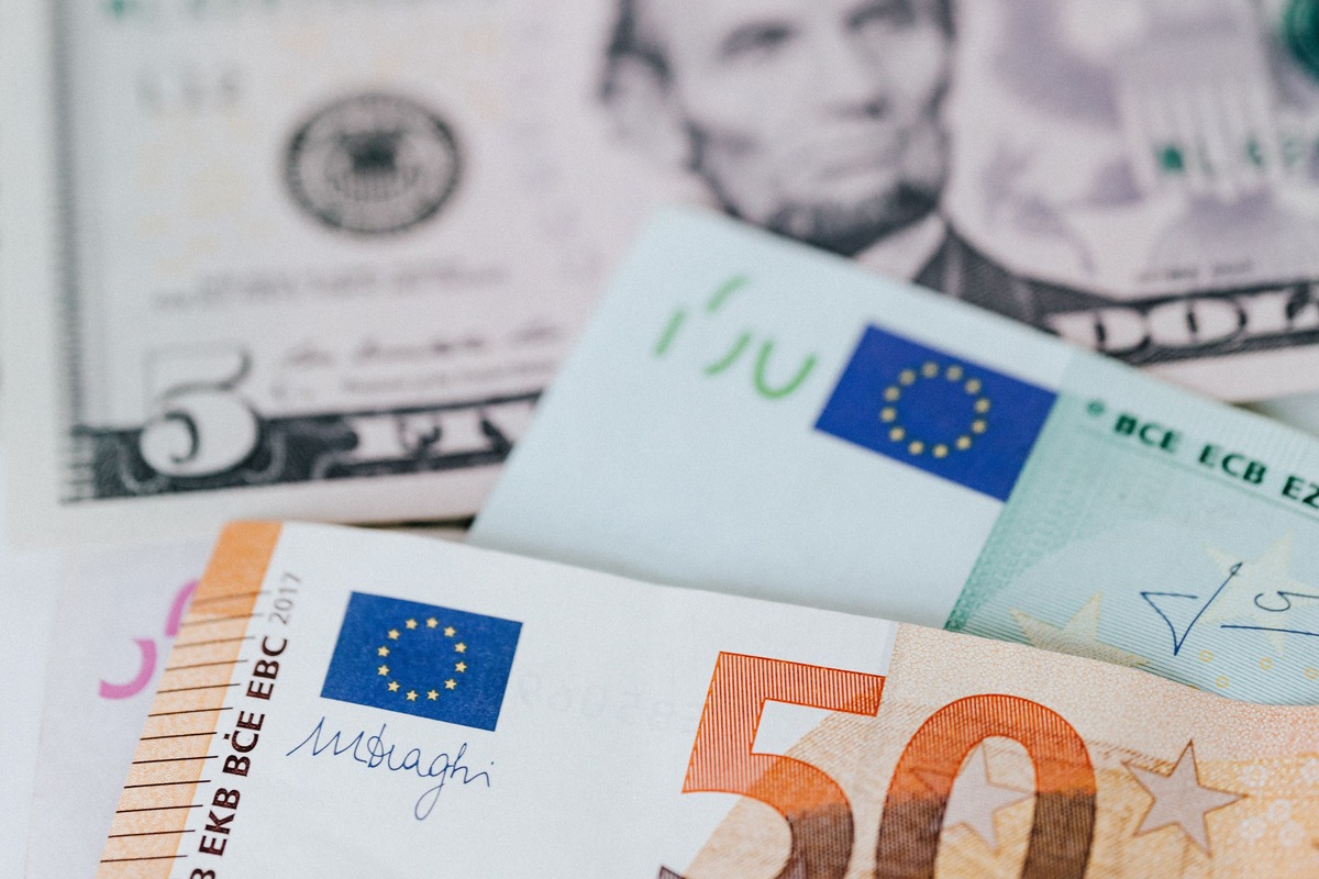 Dollar Hits 17-Month High Against Euro as Global Bond Selloff Deepens