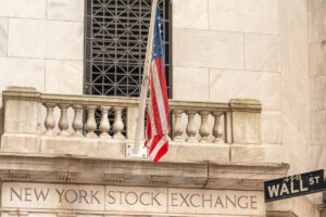 Dow Gains 423 Points as Tech Rebound Delivers a Winning Week
