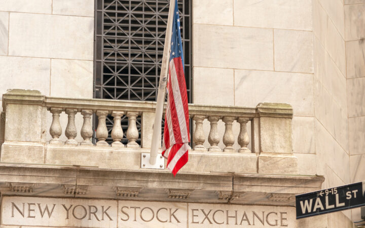 Dow Gains 423 Points as Tech Rebound Delivers a Winning Week