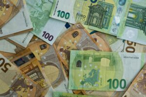 Euro Hits 17-Month Low as Spain Election and French Fiscal Risks Weigh