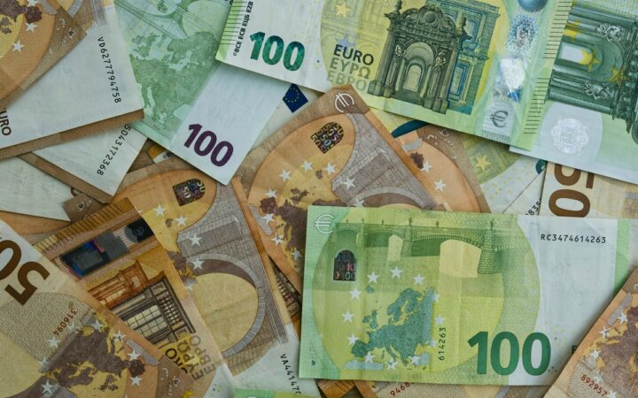 Euro Hits 17-Month Low as Spain Election and French Fiscal Risks Weigh