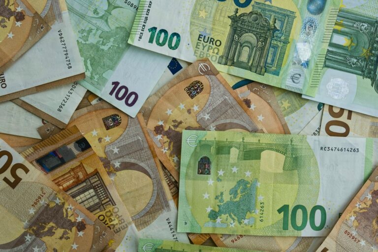 Euro Hits 17-Month Low as Spain Election and French Fiscal Risks Weigh