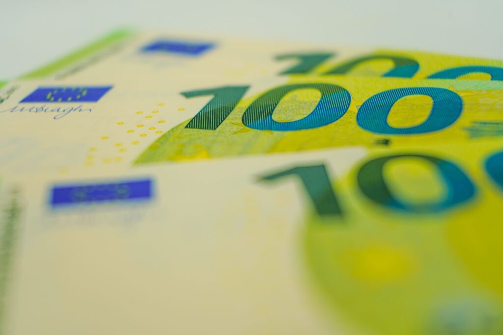 Euro Hits 16-Month Low as Rate Outlook Supports the Dollar