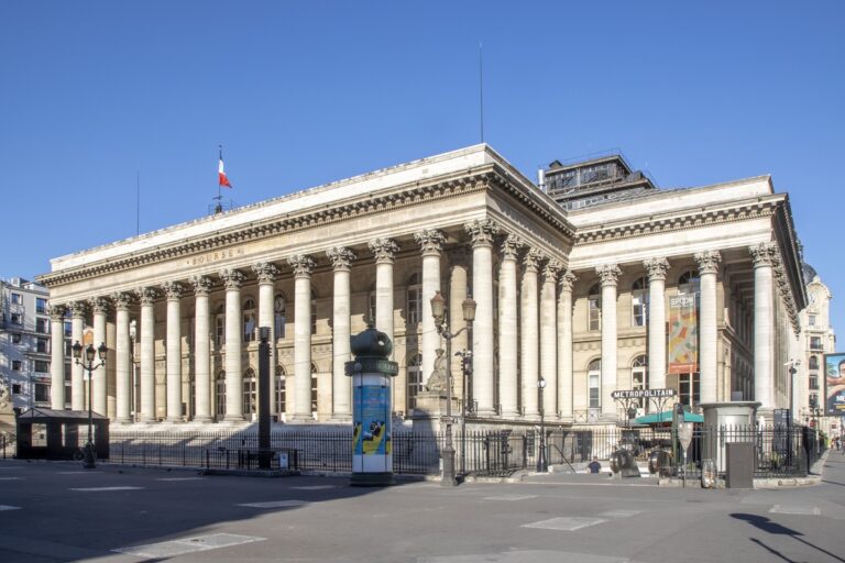 European Stocks Extend Losses as French Protests Deepen Fiscal Fears