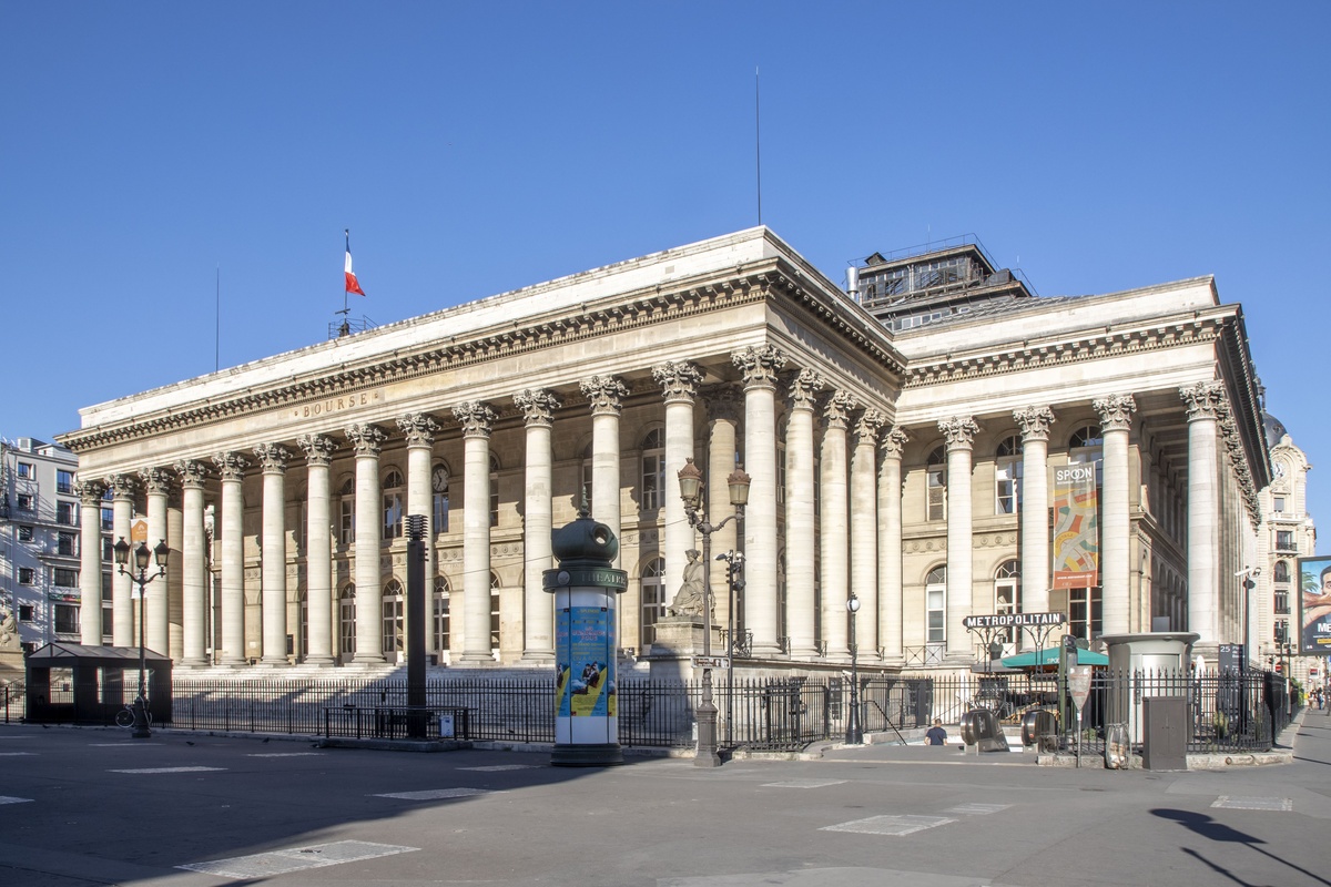 European Stocks Extend Losses as French Protests Deepen Fiscal Fears