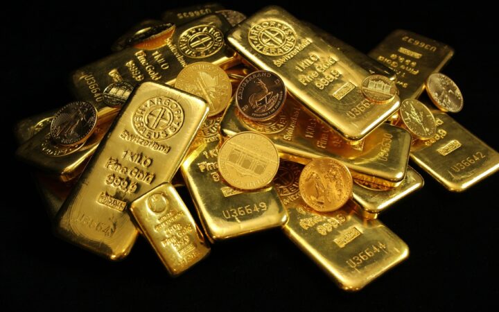 Gold Falls Below $4,000 as Oil Fuels Fed Rate Concerns