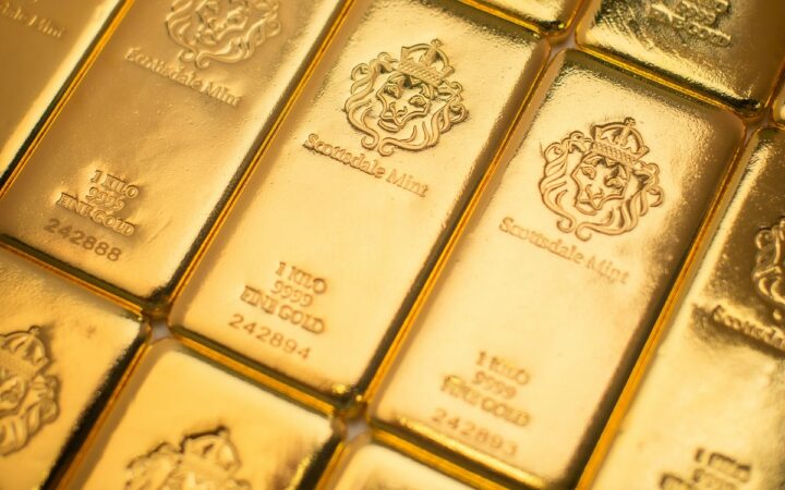 Gold Falls Below $4,000 Again as Inflation Fuels Fed Hike Bets