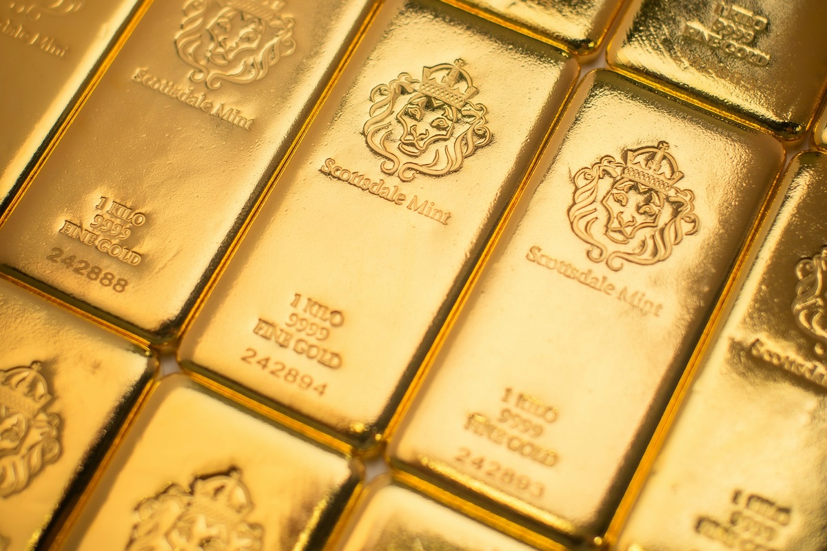 Gold Falls Below $4,000 Again as Inflation Fuels Fed Hike Bets
