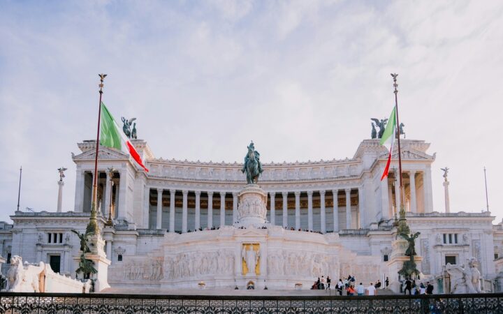 Italy’s Bond Risks Rise as Meloni Lifts Deficit Targets