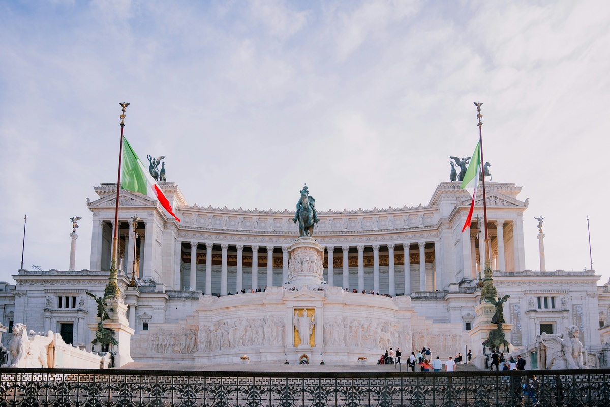 Italy’s Bond Risks Rise as Meloni Lifts Deficit Targets