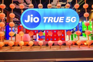 Jio Shares Jump 21% on Debut After India’s Record $3.2 Billion IPO