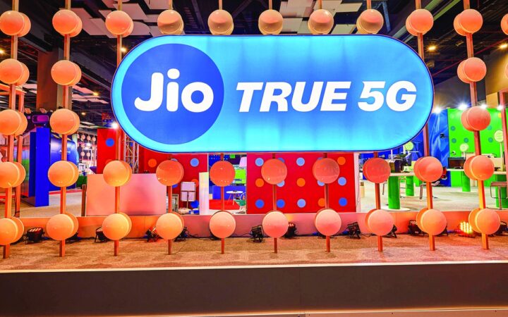 Jio Shares Jump 21% on Debut After India’s Record $3.2 Billion IPO