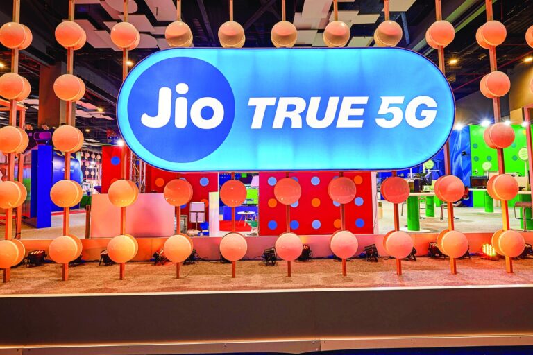 Jio Shares Jump 21% on Debut After India’s Record $3.2 Billion IPO