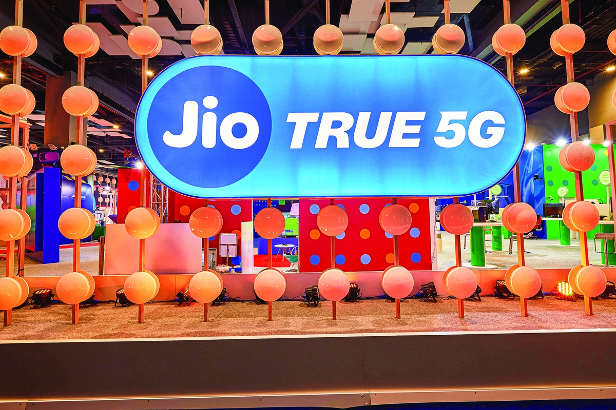 Jio Shares Jump 21% on Debut After India’s Record $3.2 Billion IPO