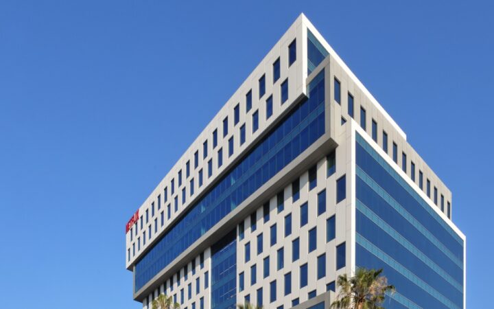Netflix to Cut 1,000 Jobs as NFLX Investors Await Earnings