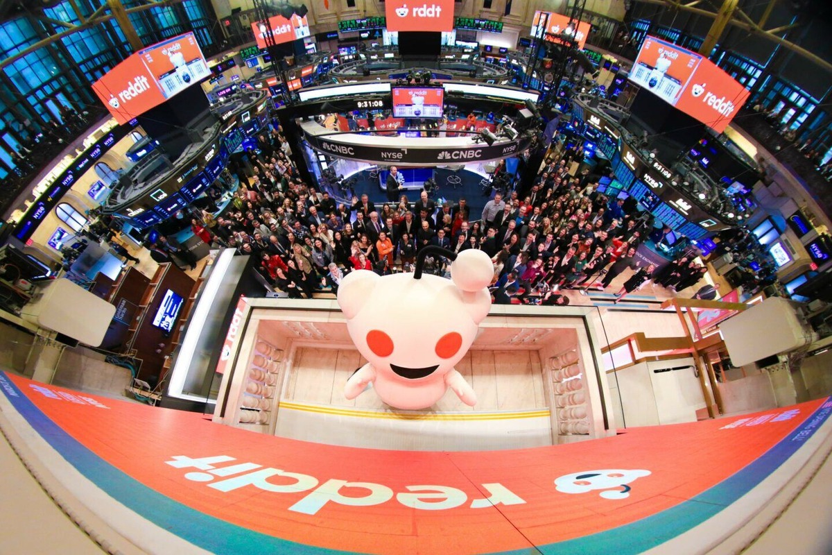 Reddit Plunges Nearly 29% on Google AI Traffic Warning