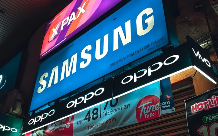 Samsung Stock Falls 2.4% Despite Record $80 Billion Profit Estimate